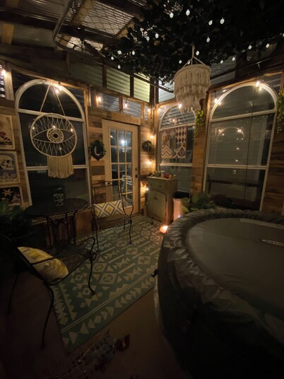 Intimacy Suite- AdultRoom-Spa House w/Hot Tub-420 Friendly-Hiking trails & more!