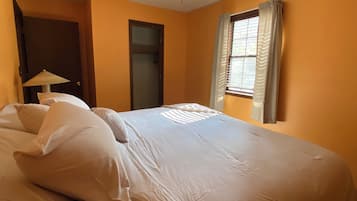 3 bedrooms, desk, WiFi, bed sheets