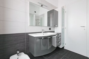 Shower, hair dryer, bidet, towels - Sunny Milan Hideaway (Milano)