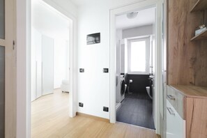 Suihku, hiustenkuivaaja, bidee, pyyhkeet