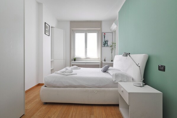 1 bedroom, bed sheets