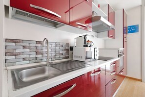 冰箱、微波炉、烤箱、炉灶