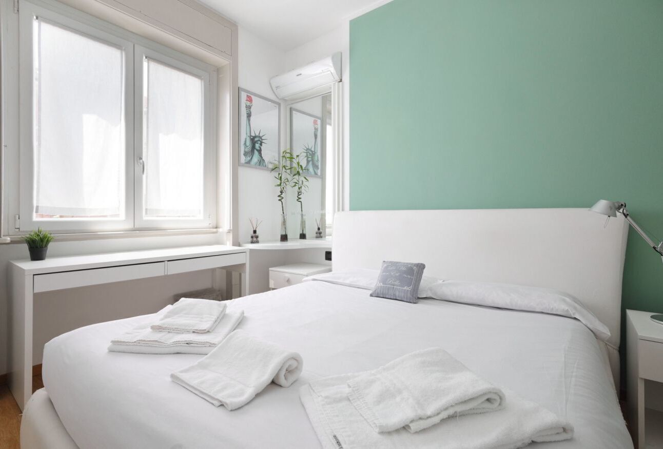 1 habitación, escritorio, tabla de planchar con plancha y ropa de cama 