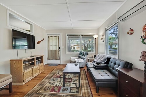 Secluded Retreat – Walk to Boat Launch!