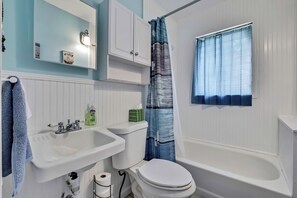 Shower, towels, soap, toilet paper - Secluded Retreat – Walk to Boat Launch! (Homosassa)