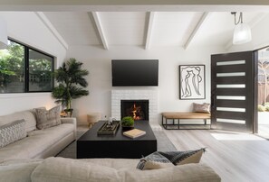 Smart TV, fireplace