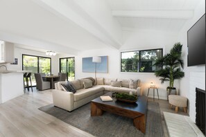 Smart TV, fireplace