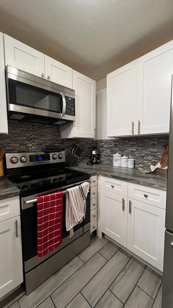 Mikrowelle, Ofen, Herdplatte, Geschirrspüler