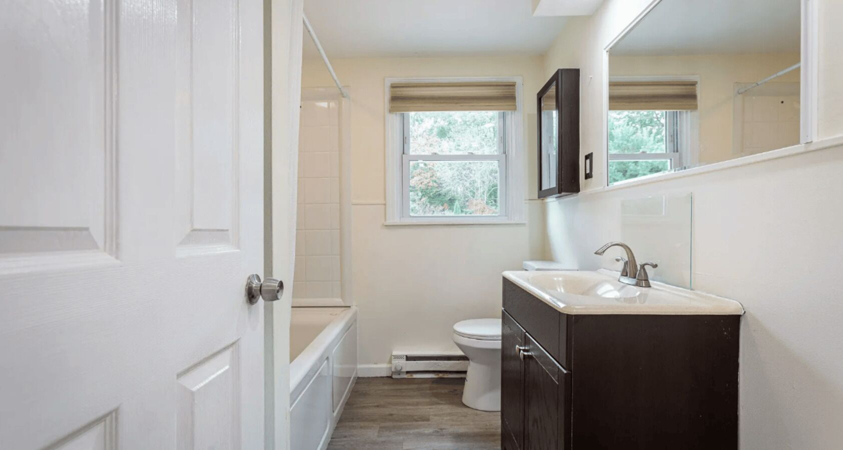 Bidet, serviettes fournies, savon, papier toilette