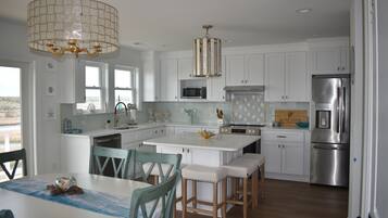 Een koelkast, een kookplaat, herbruikbare koffie-/theefilters