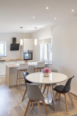 Apartment | Dining