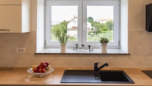 A kitchen with a window, a sink, and a fruit bowl. - House in Fazana With Private Pool and Beach (Fazana)