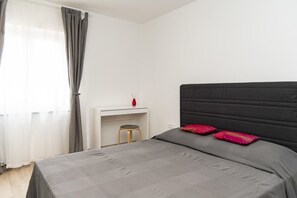 Apartment | 3 bedrooms, laptop workspace, iron/ironing board