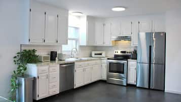 Fridge, oven, stovetop, dishwasher