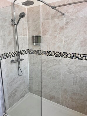 Dusche, kostenlose Toilettenartikel, Haartrockner, Handtücher