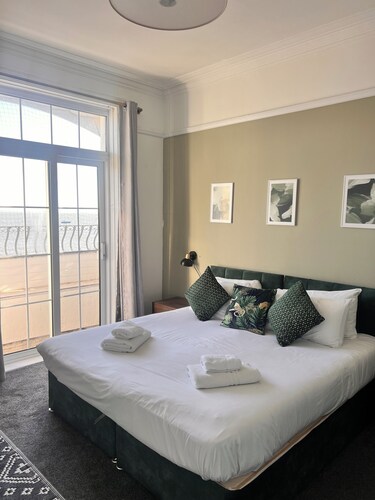 Ocean Breeze. Cosy beachside retreat.