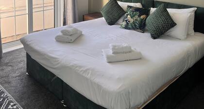 Ocean Breeze. Cosy beachside retreat.