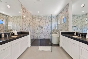 Shower, hair dryer, towels - Luxurious home with mountain views in La Quinta, perfect for families. (La Quinta)