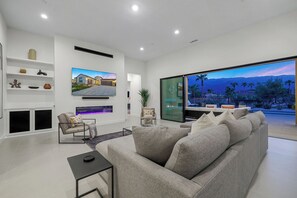 Smart TV, fireplace - Luxurious home with mountain views in La Quinta, perfect for families. (La Quinta)