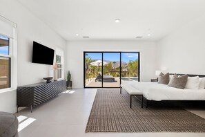 4 bedrooms, desk, iron/ironing board, free WiFi - Luxurious home with mountain views in La Quinta, perfect for families. (La Quinta)