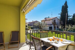 Apartment | Outdoor dining - Elegant Apartment in Medulin Near Beach (Medulin)