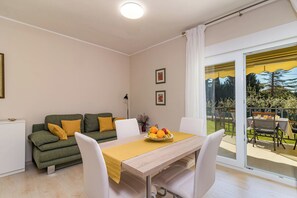 Apartment | Dining - Elegant Apartment in Medulin Near Beach (Medulin)