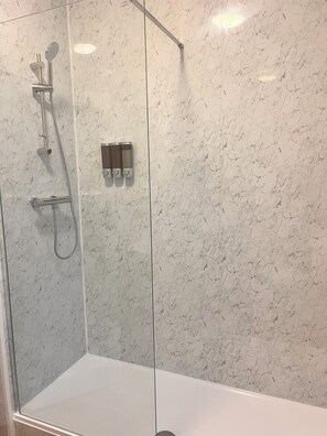 Douche, séchoir à cheveux, serviettes fournies, savon