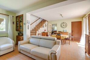 Televisión, chimenea, mesa de ping pong