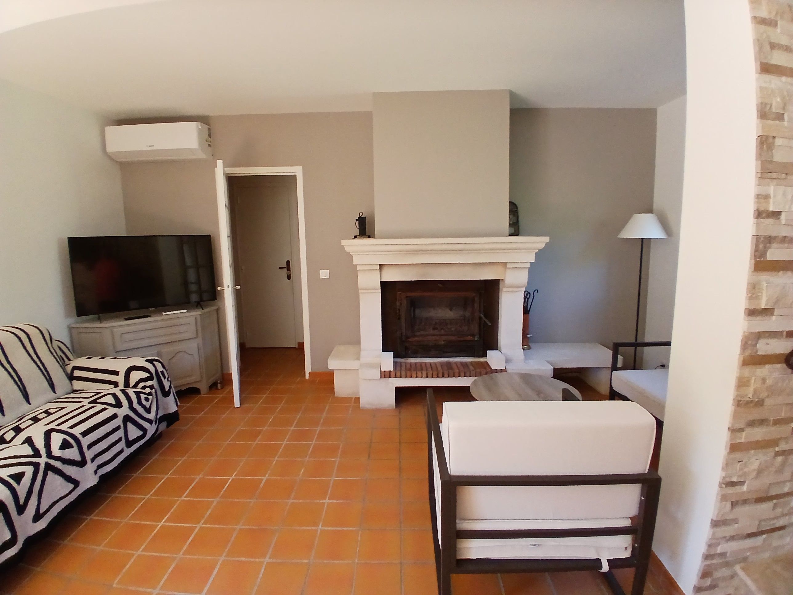 TV, fireplace
