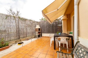 Outdoor dining - Holiday Home 'Vista Hermosa' with Lake View, Wi-Fi and Air Conditioning (Ayamonte)