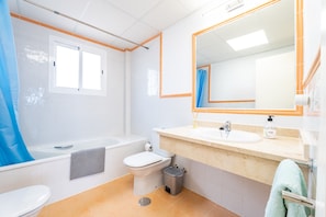 Shower, towels - Holiday Home 'Vista Hermosa' with Lake View, Wi-Fi and Air Conditioning (Ayamonte)