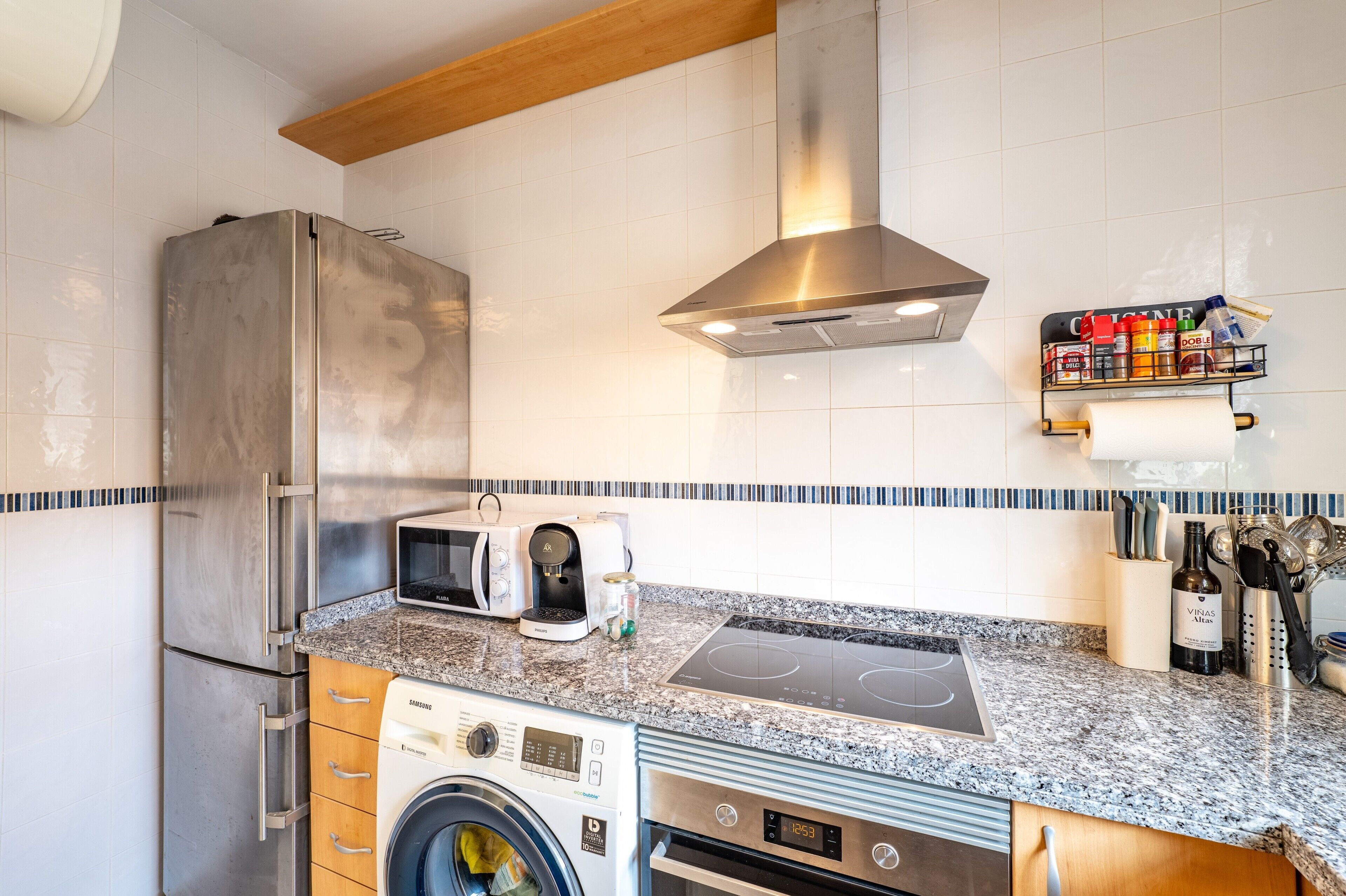 Een koelkast, een magnetron, een oven, een kookplaat
