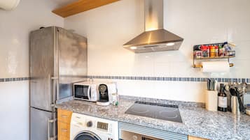 Een koelkast, een magnetron, een oven, een kookplaat