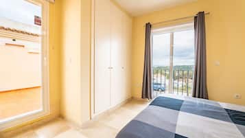 3 bedrooms, free WiFi, bed sheets