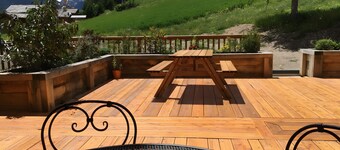 Chalet 'Près Du Mélèze' with Mountain View, Shared Garden and Wi-Fi