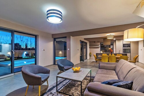 Spacious Villa in Pula With Heated Pool