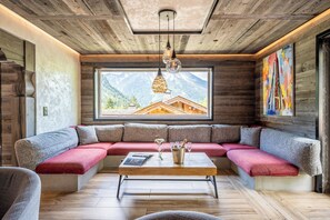TV, fireplace, table tennis - Chalet 'Camillou' with Mountain View, Private Terrace and Wi-Fi (Champagny-en-Vanoise)