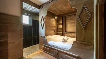 8 bedrooms, iron/ironing board, free WiFi