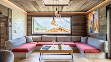 Televisie, een open haard en een tafeltennistafel