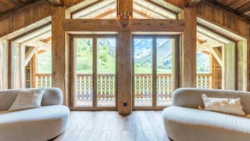 Televisie en een open haard