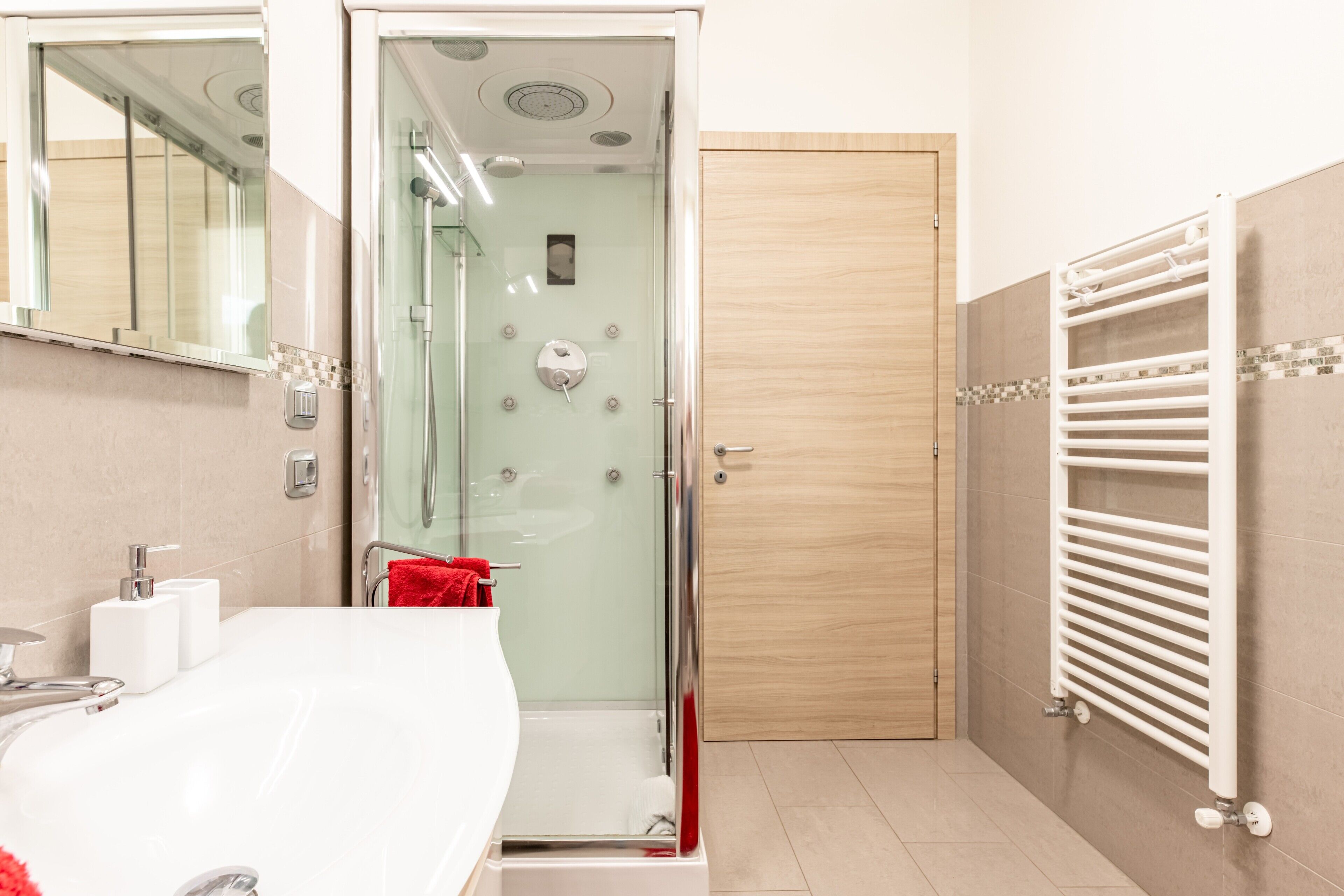 Een douche, een haardroger, handdoeken