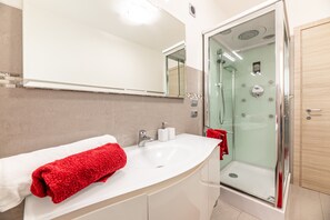 Douche, sèche-cheveux, serviettes fournies