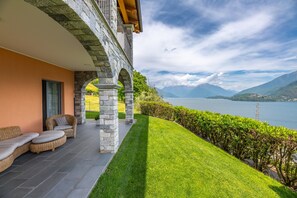 Terrace/patio - Holiday Apartment "Picolla Orchidea Finestra Sul Lago" with Private Terrace, Shared Pool & Wi-Fi (Musso)