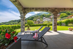 Terrace/patio - Holiday Apartment "Picolla Orchidea Finestra Sul Lago" with Private Terrace, Shared Pool & Wi-Fi (Musso)