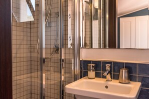 Shower, hair dryer, towels - 'Terrace' Room with Mountain View, Wi-Fi and Air Conditioning (montallegro)