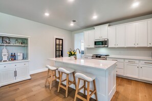 冰箱、微波炉、烤箱、炉灶