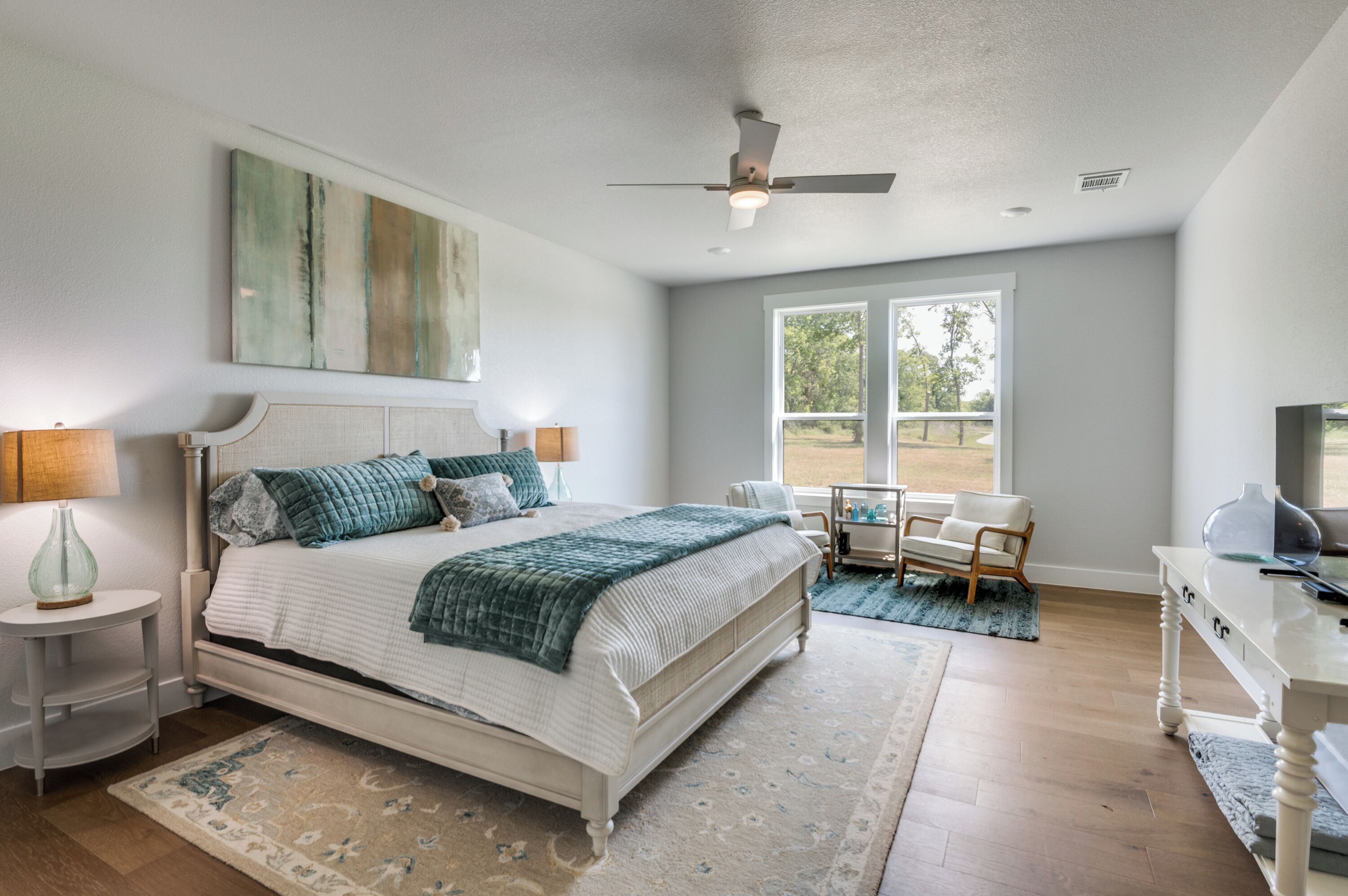 4 bedrooms, desk, WiFi, bed sheets