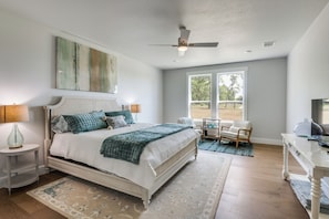 4 bedrooms, desk, WiFi, bed sheets