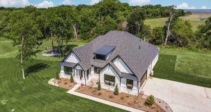 The Perch at Chambers Bay - Spacious, new 4 Bedroom with sweeping lake views