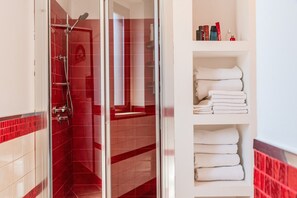 Douche, séchoir à cheveux, serviettes fournies